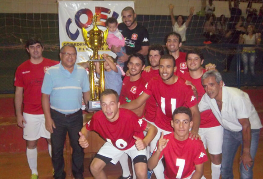 Arilson entrega troféu a equipe campeã do 6º campeonato de Futsal - Foto: José Carlos