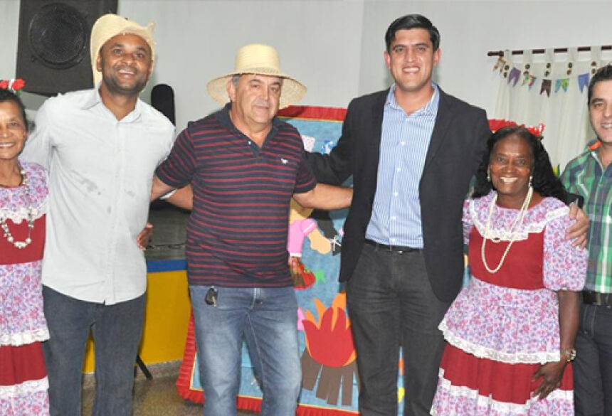 O prefeito Júnior Vasconcelos prestigiou a festa - Foto: Rosana Silva.