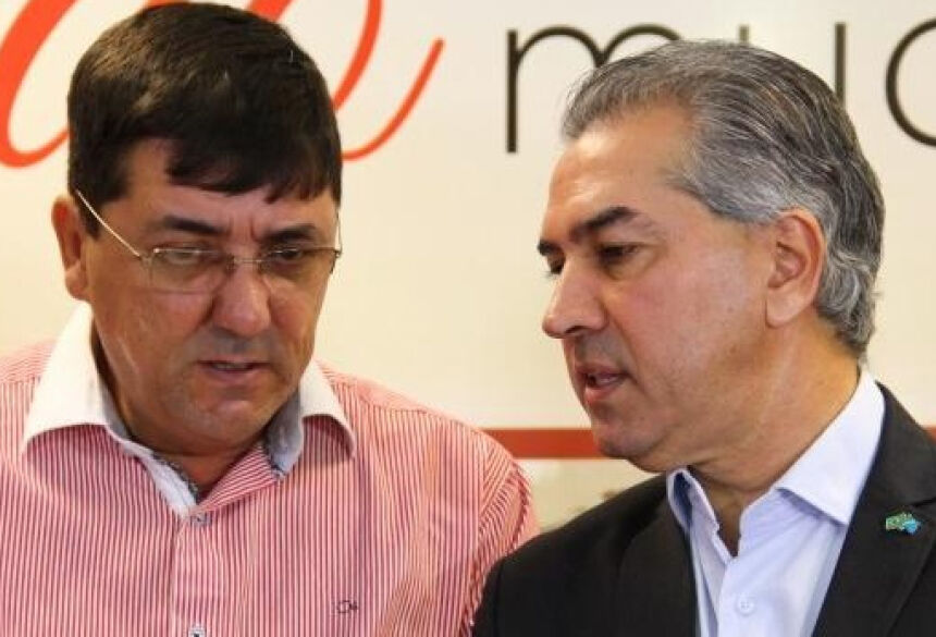 Botareli (esq.) e governador Reinaldo Azambuja assinam acordo que beneficia professores. (Foto:Marcos Ermínio)