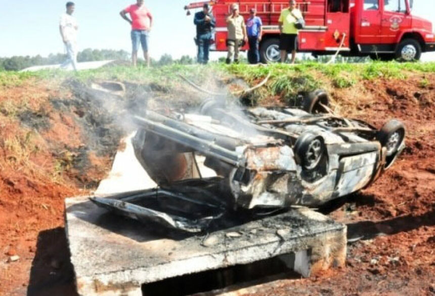 Veículo pegou fogo, mas condutor escapou (Foto: NOVA NEWS)