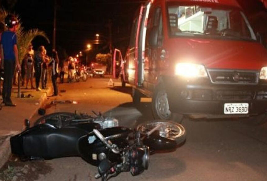 Motocicleta foi parar a cerca de 30 metros do local do acidente. (Foto: Fernando Antunes)