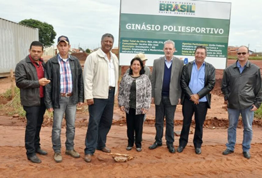 Prefeita Maria Viana e autoridades no local onde o Ginásio será construído. Foto: Eliton Santos