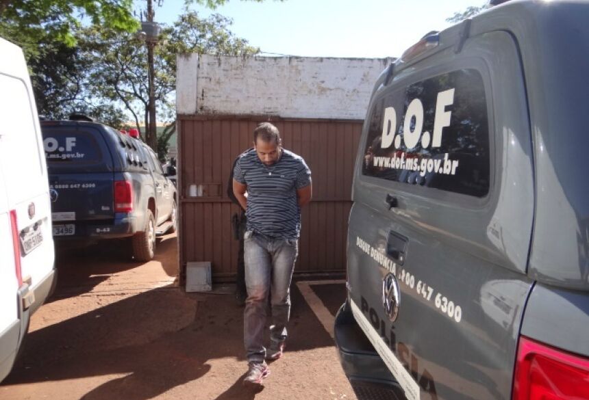 Homem foi preso com carga de cigarro contrabandeado, além de outros produtos - Fotos: Osvaldo Duarte