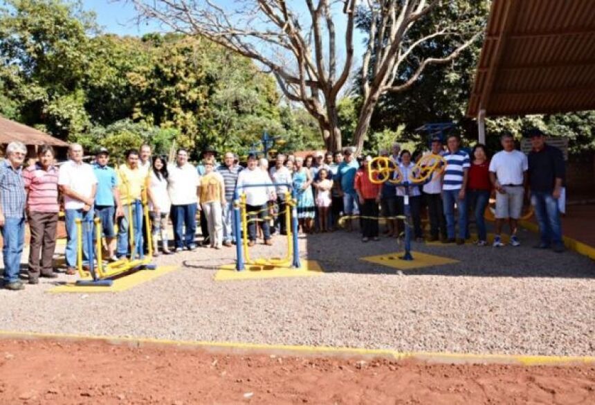 Arceno e vereadores entregam academia a comunidade de Novo Pinheiro em GLÓRIA DE DOURADOS
