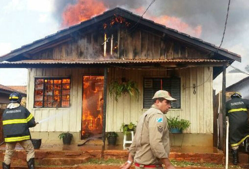 Casa estava em chamas quando os bombeiros chegaram (Foto: Ivinotícias)