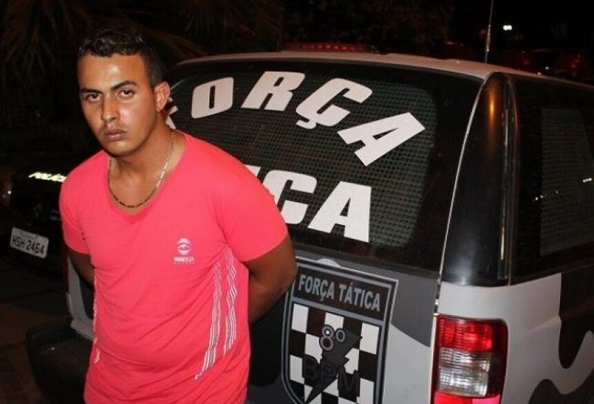O jovem foi preso pela Força Tática da PM (Foto: Jornal da Nova)