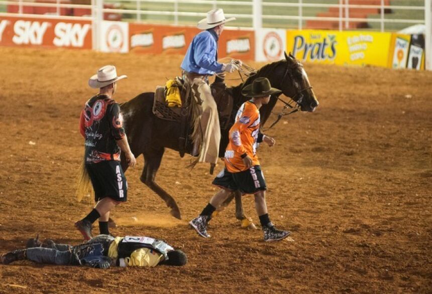 Ricardo Larroyed fica desacordado na arena após cair de cavalo durante prova (Foto: Érico Andrade/G1)