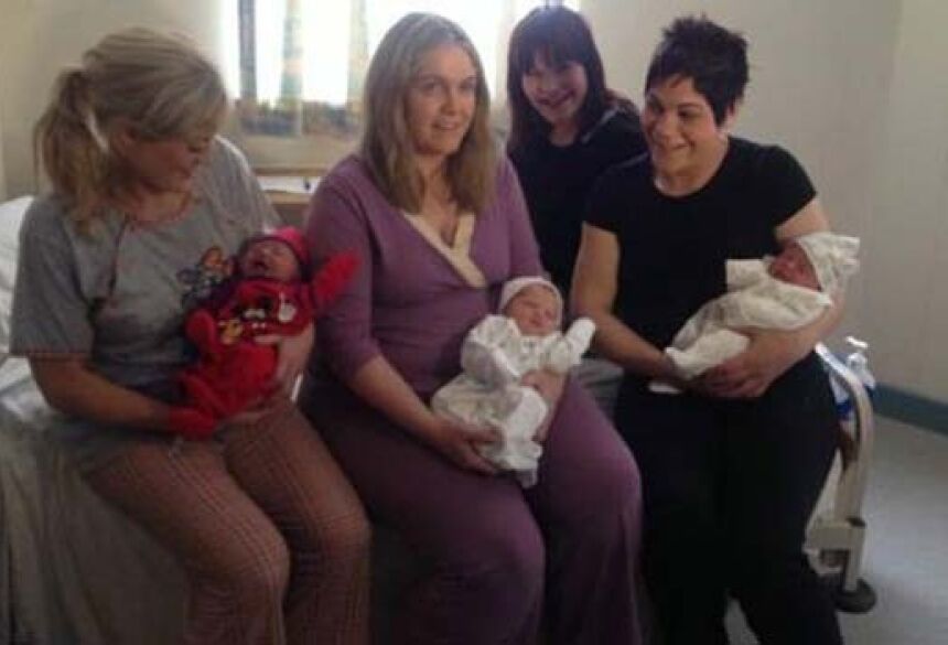 Irmãs sabiam que estavam no mesmo estágio das gestações mas se surpreenderam, pois tinham diferentes datas previstas para o parto (Foto: RTE/ BBC)