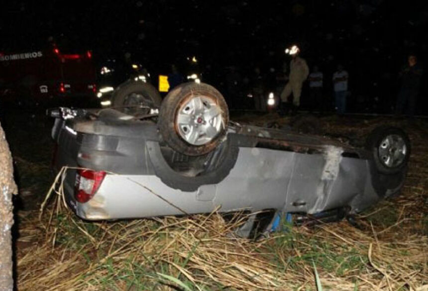 O veículo ficou completamente destruído - Foto: Jornal da Nova