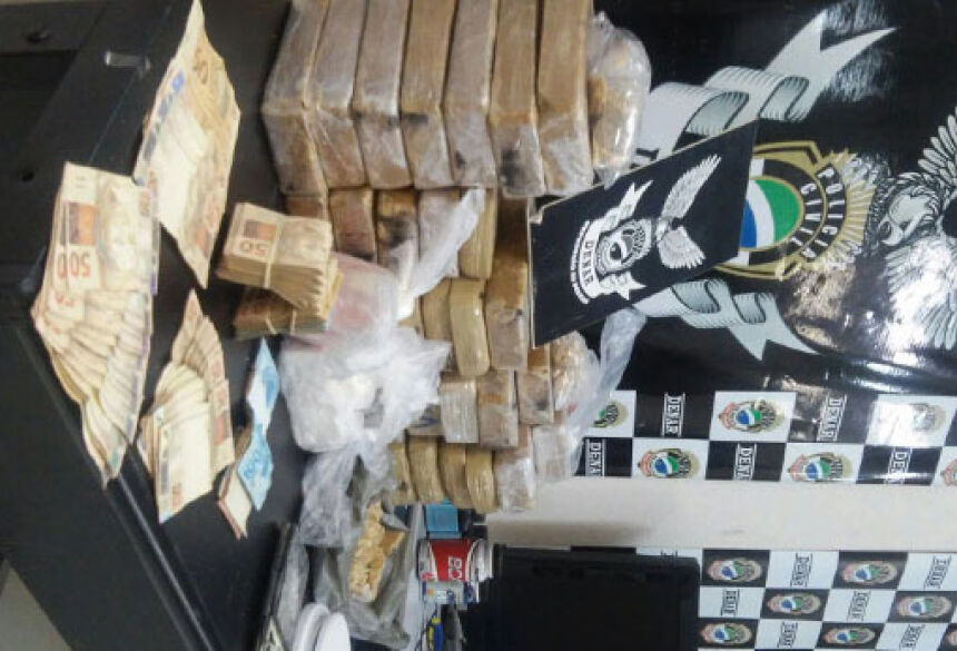 Além da droga, a polícia apreendeu R$ 12 mil com os irmãos Itamar e Edmilson - Foto: Divulgação