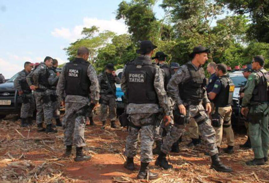 Policiais militares que participam das buscas a dois assaltantes em uma mata entre Caarapó e Juti (Foto: Adilson Domingos)