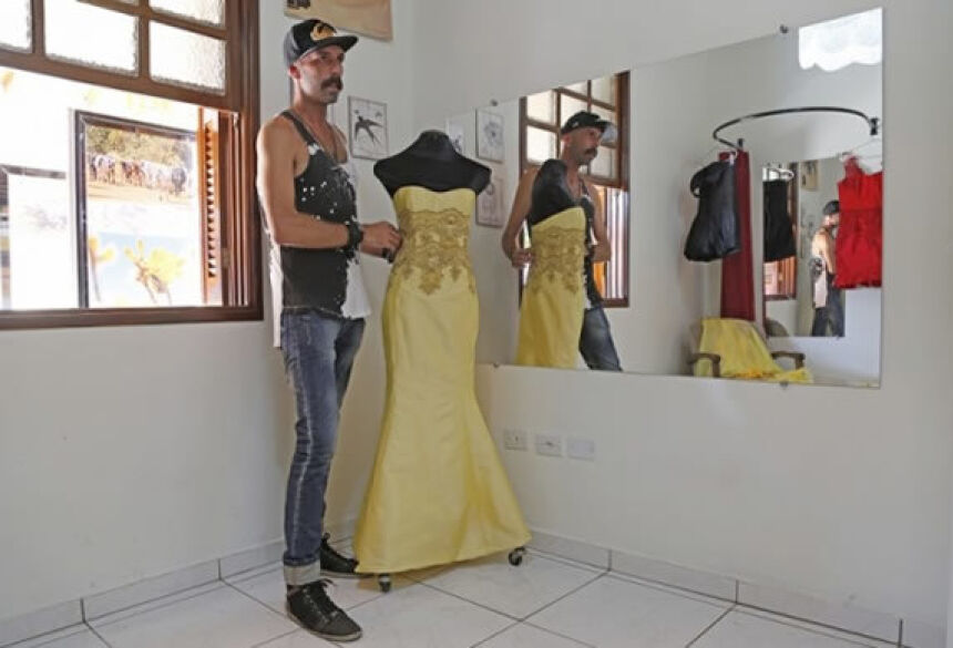 Deid nasceu em Dourados, mas agora faz os vestidos de alta costura no Rio (Fotos: Gerson Walber)