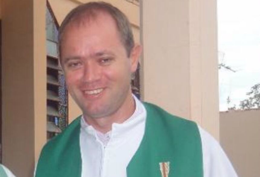 Padre foi afastado pela Arquidiocese por suspeita de engravidar adolescente (Foto: Reprodução/TV Morena)