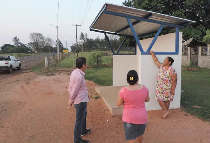 Prefeito Hélio Sato, no abrigo da Vila São José com usuário do transporte coletivo