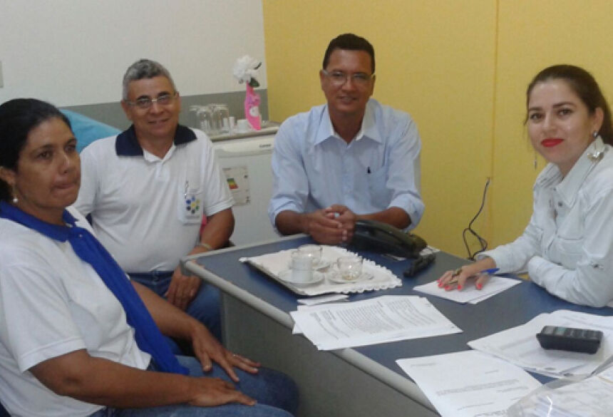 Secretário de Obras e secretária de Saúde com equipe responsável pela campanha da dengue.