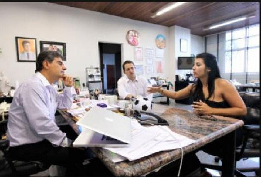 Ex-BBB em reunião com Nelsinho Trad e Marcio Fernandes, em 2011.