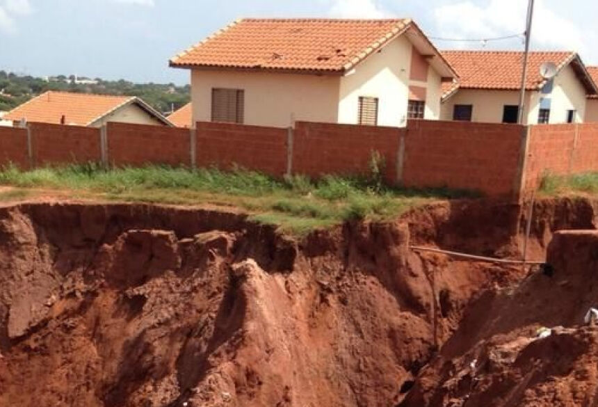 Erosões em Naviraí deixam 22 famílias desabrigadas (Foto: Divulgação )