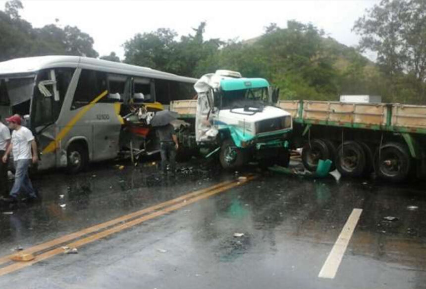 Os veículos ficaram atravessados na pista depois do acidente (foto: Polícia Rodoviária Federal (PRF) / Divulgação)