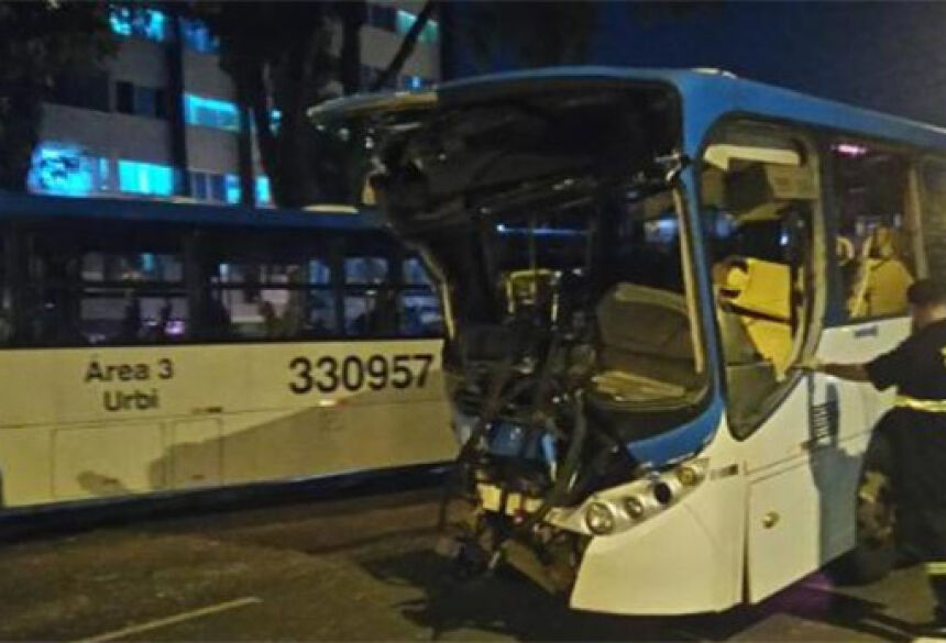 Um ônibus bateu em outro e provocou engavetamento com carros que estavam à frenteAline Leal/Agência Brasil