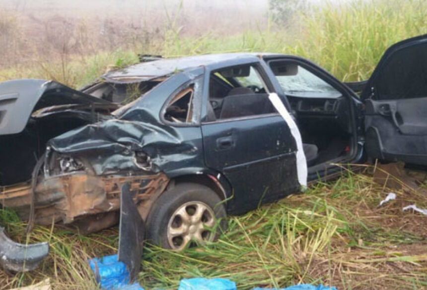 O veículo estava carregado de produtos do Paraguai, segundo a polícia- Fotos: Osvaldo Duarte