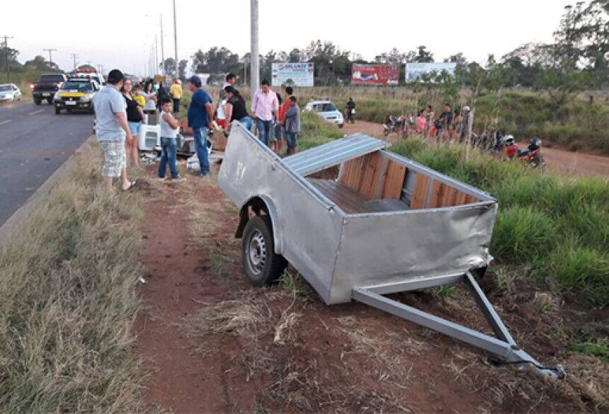 Curiosos se aglomeraram no local do acidente - Foto: Léo Veras/Porã News