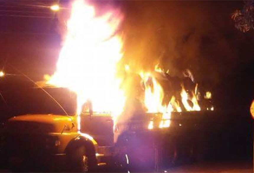 Incêndio destruiu o veículo - WhatsApp/Correio do Estado