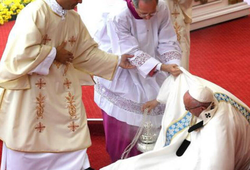 O papa Francisco caiu durante uma missa hoje na Polônia, onde participa da Jornada Mundial da Juventude  Foto: Agência Brasil/ Daniel dal Zennaro