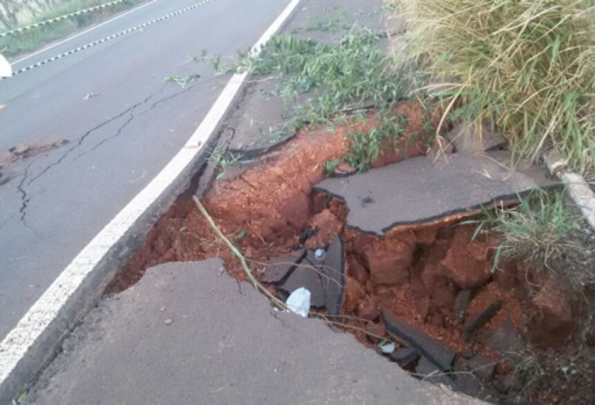 Chuva causou danos ao pavimento - Divulgação/PMR-MS