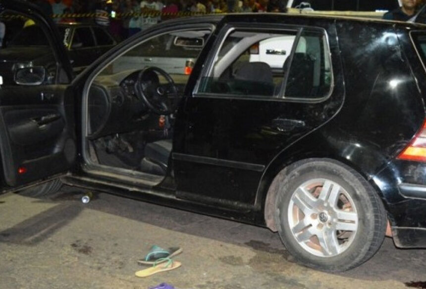 O veículo da vítima foi trancado pelo carro do sargento que efetuou o disparo Foto: Alisson Silva