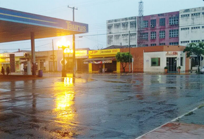 Manhã chuvosa na cidade de Fátima do Sul. FOTO: WASHINGTON LIMA / FÁTIMA NEWS