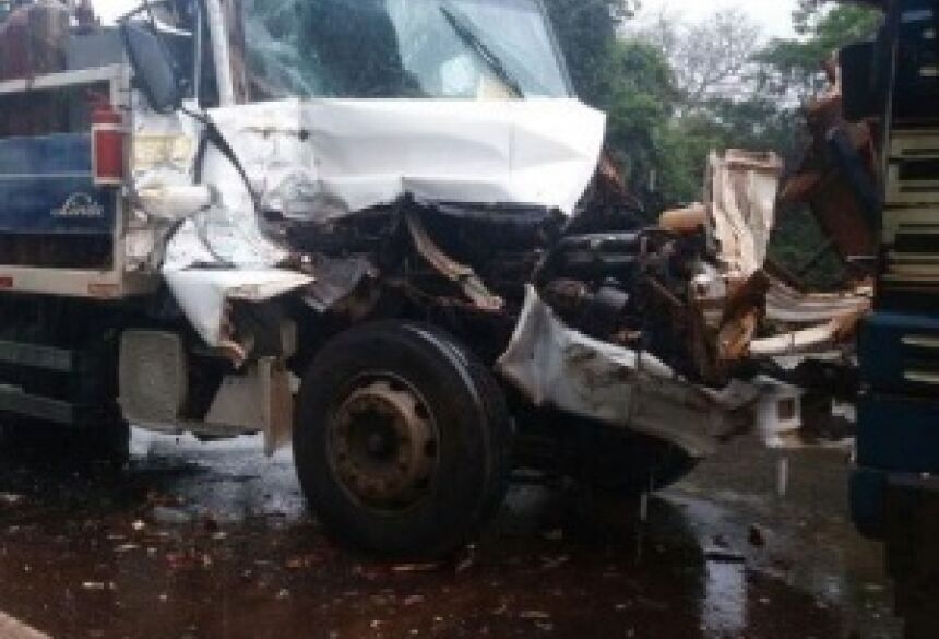 Cabine de caminhão ficou destruída com a colisão traseira. (Foto: Jornal da Nova)