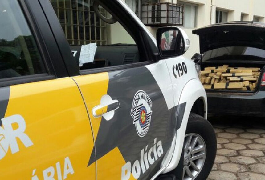 Droga foi encontrada dentro do carro perseguido em Pirapozinho (Foto: Polícia Militar Rodoviária/Cedida)