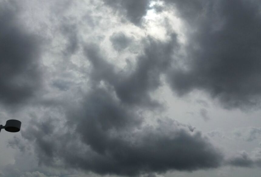 Tempo nublado depois de pancada de chuva na tarde desta quarta-feira (Foto: Nathália Rabelo/G1 MS)
