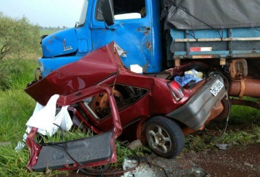 FOTO: OSVALDO DUARTE - Casal morre esmagado ao colidir carro contra caminhão entre Indápolis e Lagoa Bonita