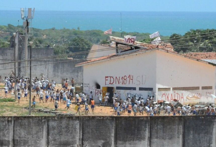 Presos de facções rivais entram em confronto dentro de Alcaçuz.  Foto: Beto Macário/UOL