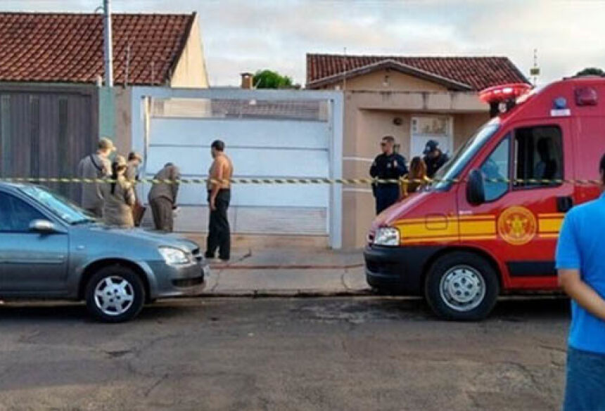 Bombeiros e polícia isolaram frente da casa onde mulher morreu - Foto: Osvaldo Nóbrega