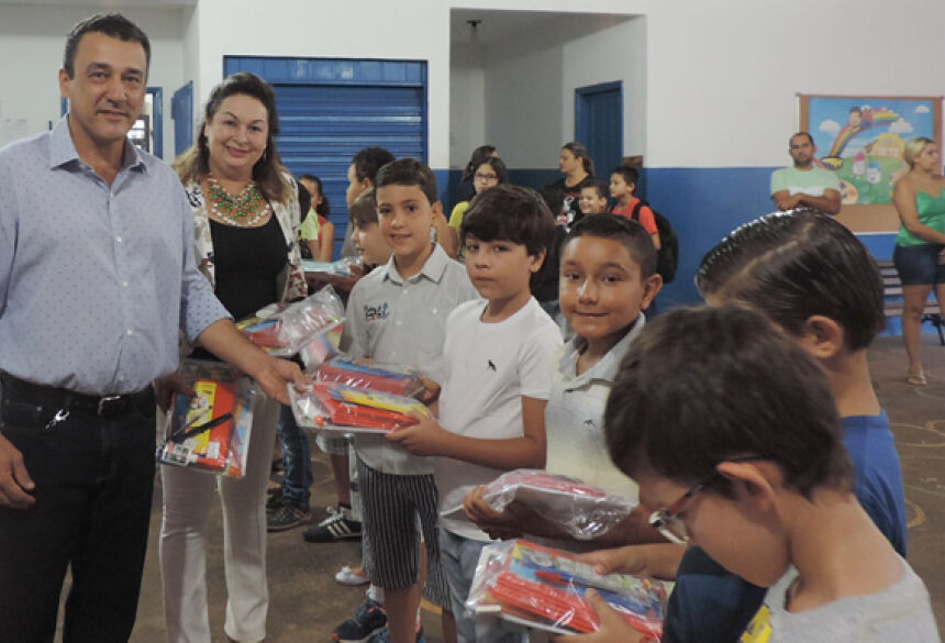 FOTO: GLÓRIA INFORMA - Aristeu entrega kits escolares aos alunos e promete brinde aos melhores do ano