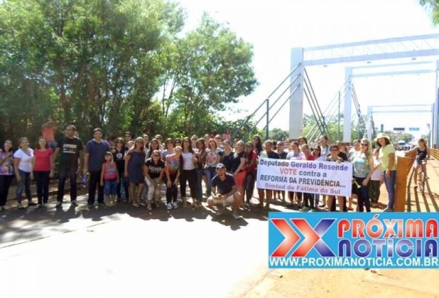 FOTO: ADÉLIO FERREIRA / PRÓXIMA NOTÍCIA - Professores interditam ponte em protesto contra reforma da Previdência