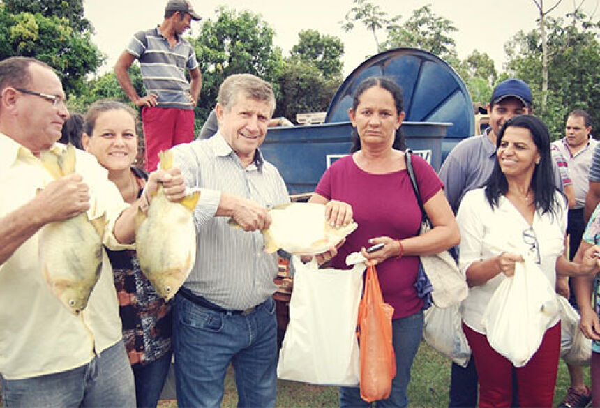 FOTO: LUCAS MOURA - Prefeitura distribui peixes à população em JATEÍ