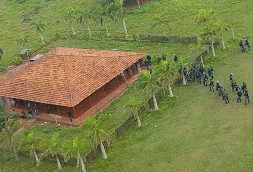 Sede da fazenda Novilho, em Caarapó, foi revistada nesta manhã (24) por policiais em busca de armas. (Foto: Divulgação)