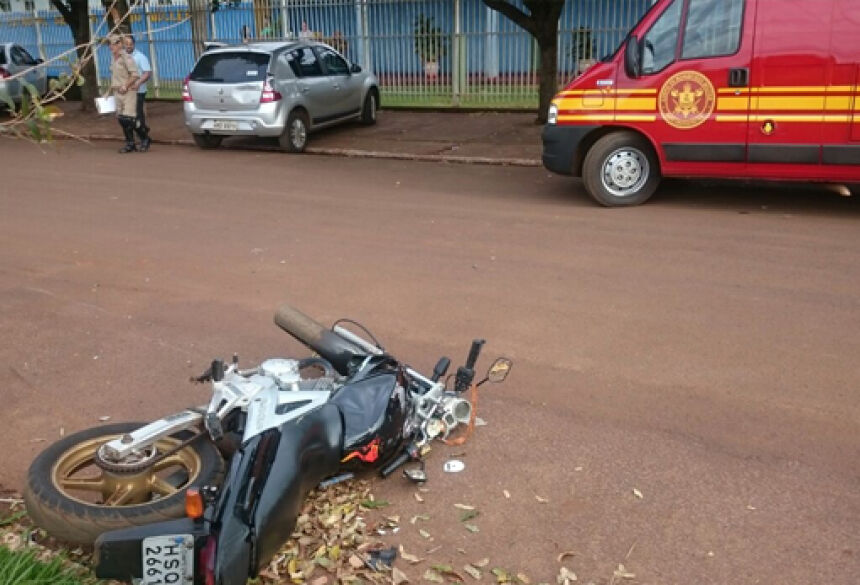Motociclista fratura perna ao colidir em carro que saia de estacionamento de Escola em FÁTIMA DO SUL