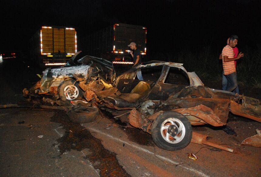 Os dois veículos ficaram totalmentes destruídos - Foto: Tiago Apolinário/Da hora Bataguassu