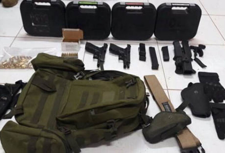 Foram apreendidos 16 celulares duas pistolas e centenas de munições - Foto: Divulgação