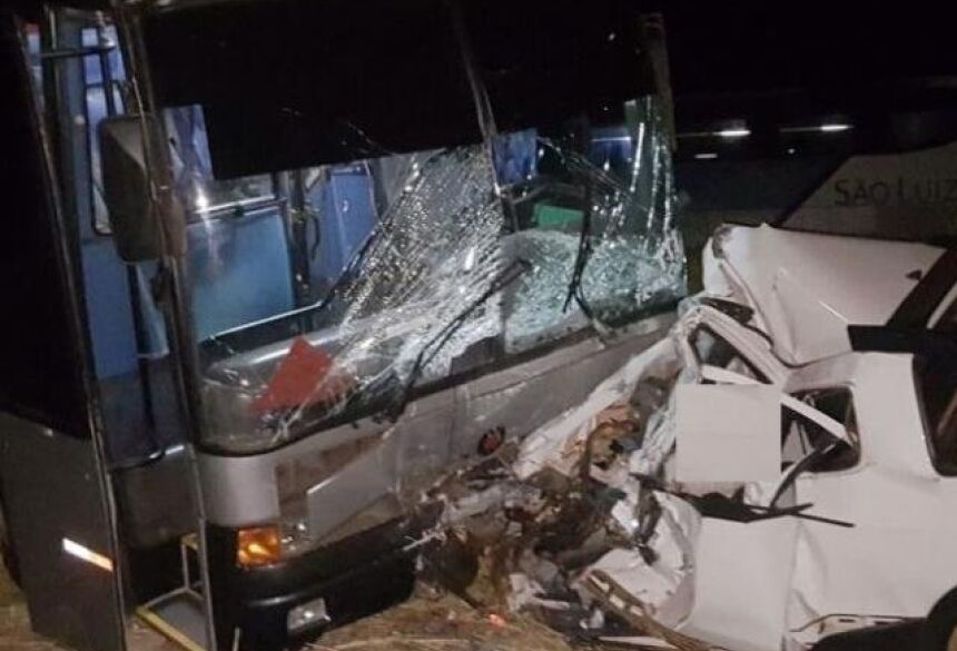 Colisão frontal destruiu pick-up. (Foto: Chapadense News)