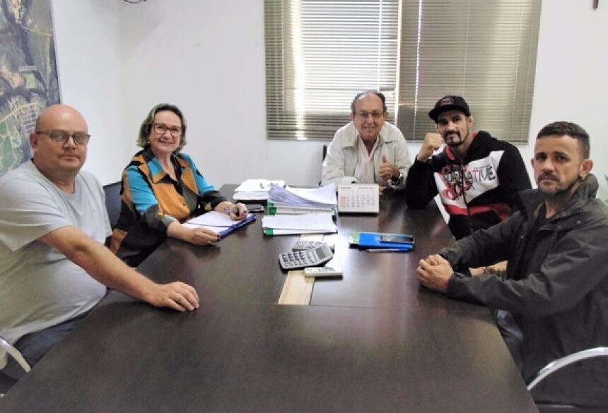 FOTO: JABUTY - Organizadores no gabinete do prefeito de Bonito - Odilson Soares e secretariado