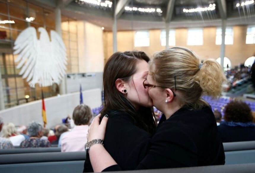 Casal se beija após parlamento aprovar a união homossexual nesta sexta-feira (30) (Foto: Fabrizio Bensch/ Reuters)
