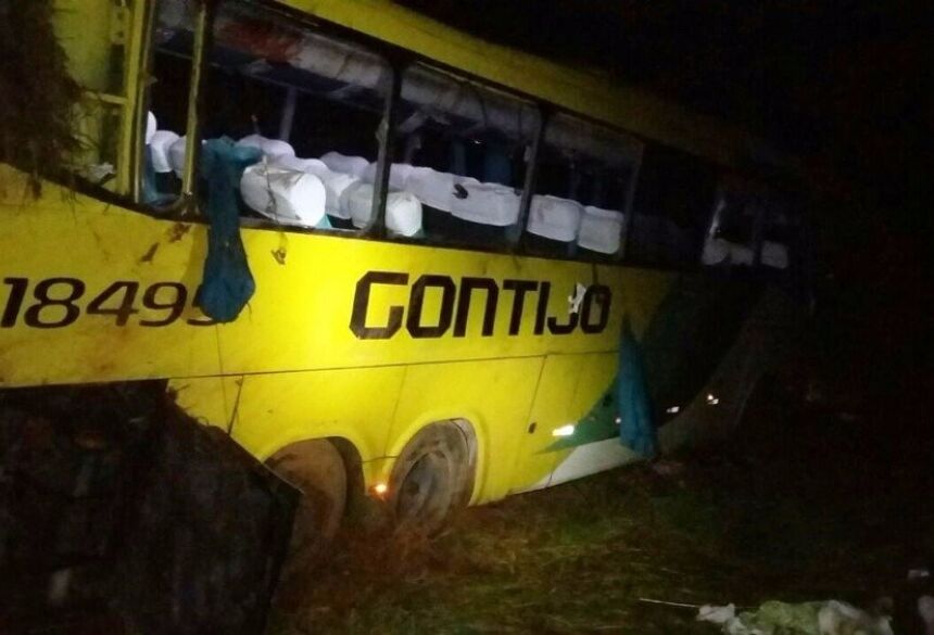 Veículo capotou na BR-262 e pelo menos duas pessoas morreram (Foto: Polícia Rodoviária Federal/Divulgação)