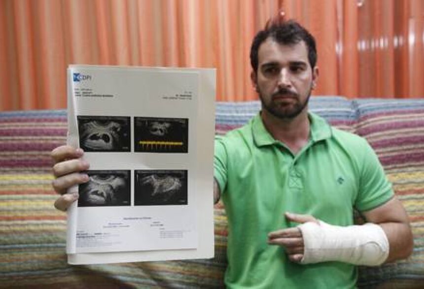 Eduardo Baptista mostra resultado de exame realizado pela mãe do bebê Foto: Ana Branco / Agência O Globo