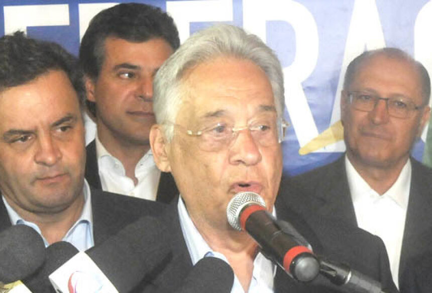 O presidente de honra do PSDB, Fernando Henrique, participa da reunião (foto: Juarez Rodrigues/EM )