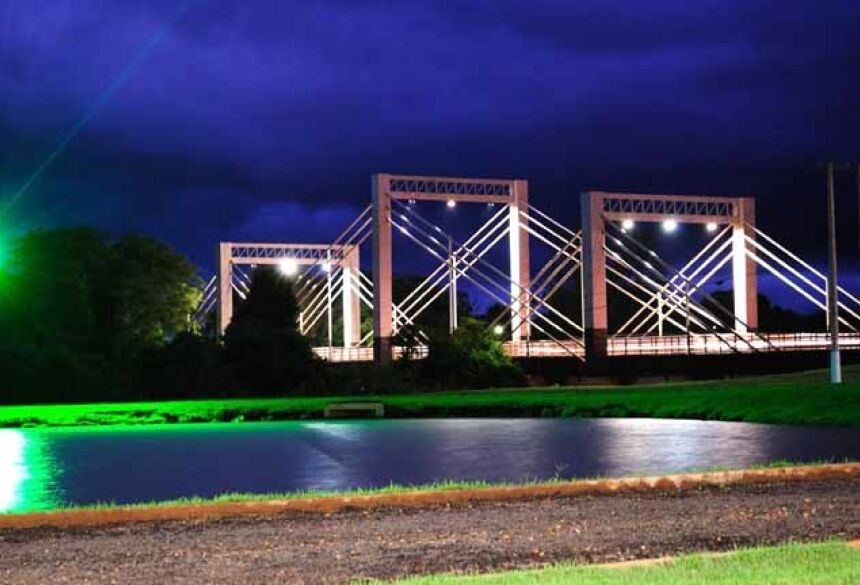 Vista noturna da Ponte sobre o rio Dourados (Google)
